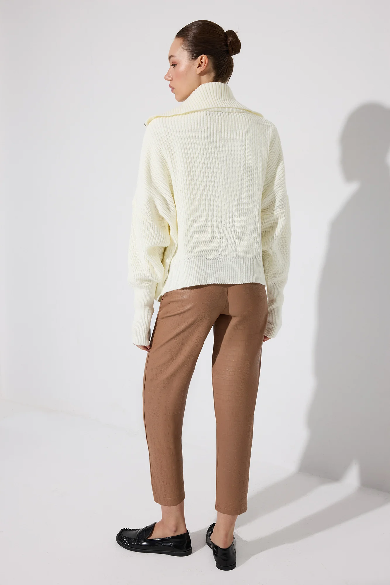 CROCODILE PATTERN HIGH WAIST VEGAN PANTS - Image 4
