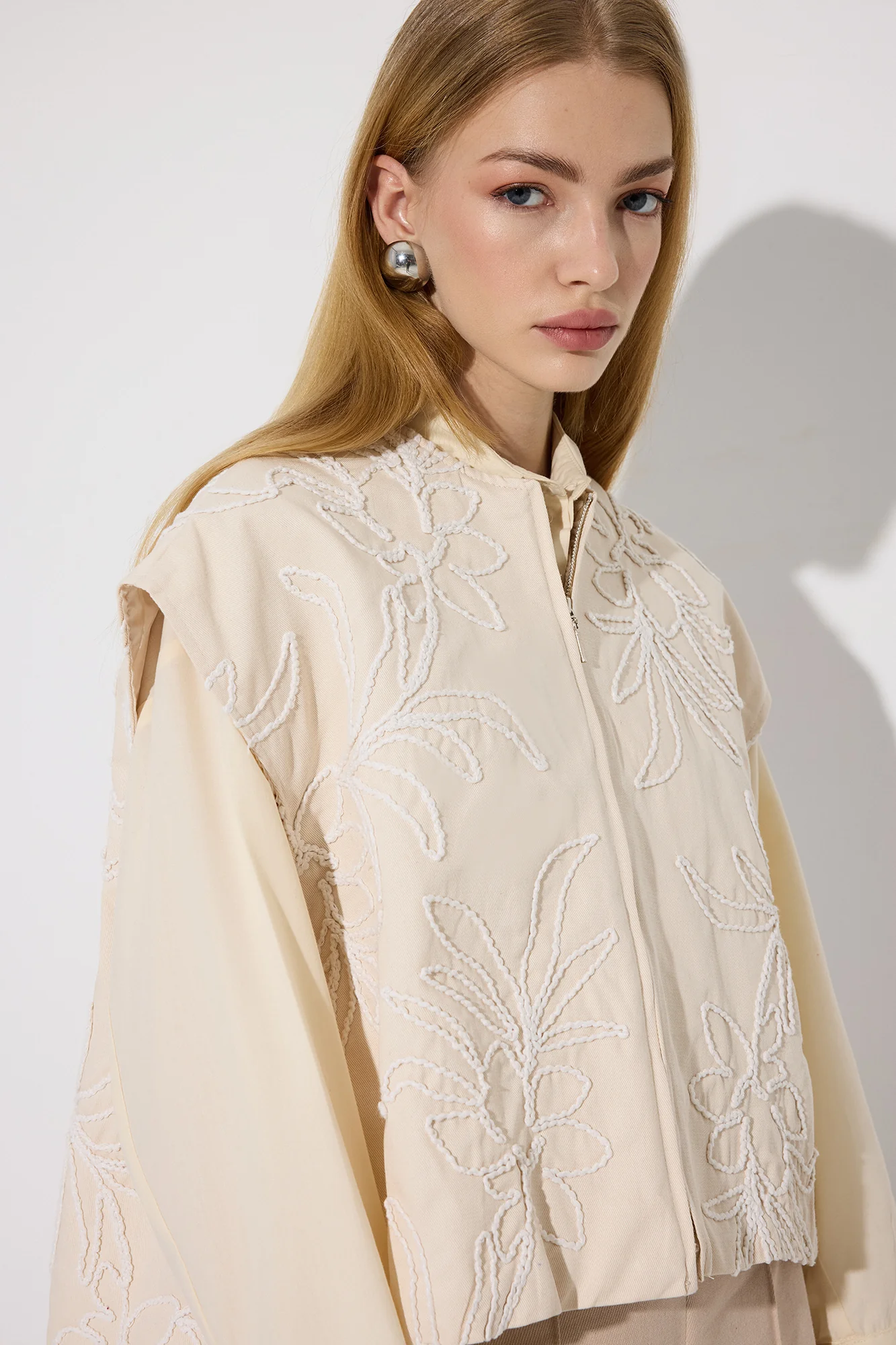 EMBROIDERED SHORT GABARDINE VEST - Image 3