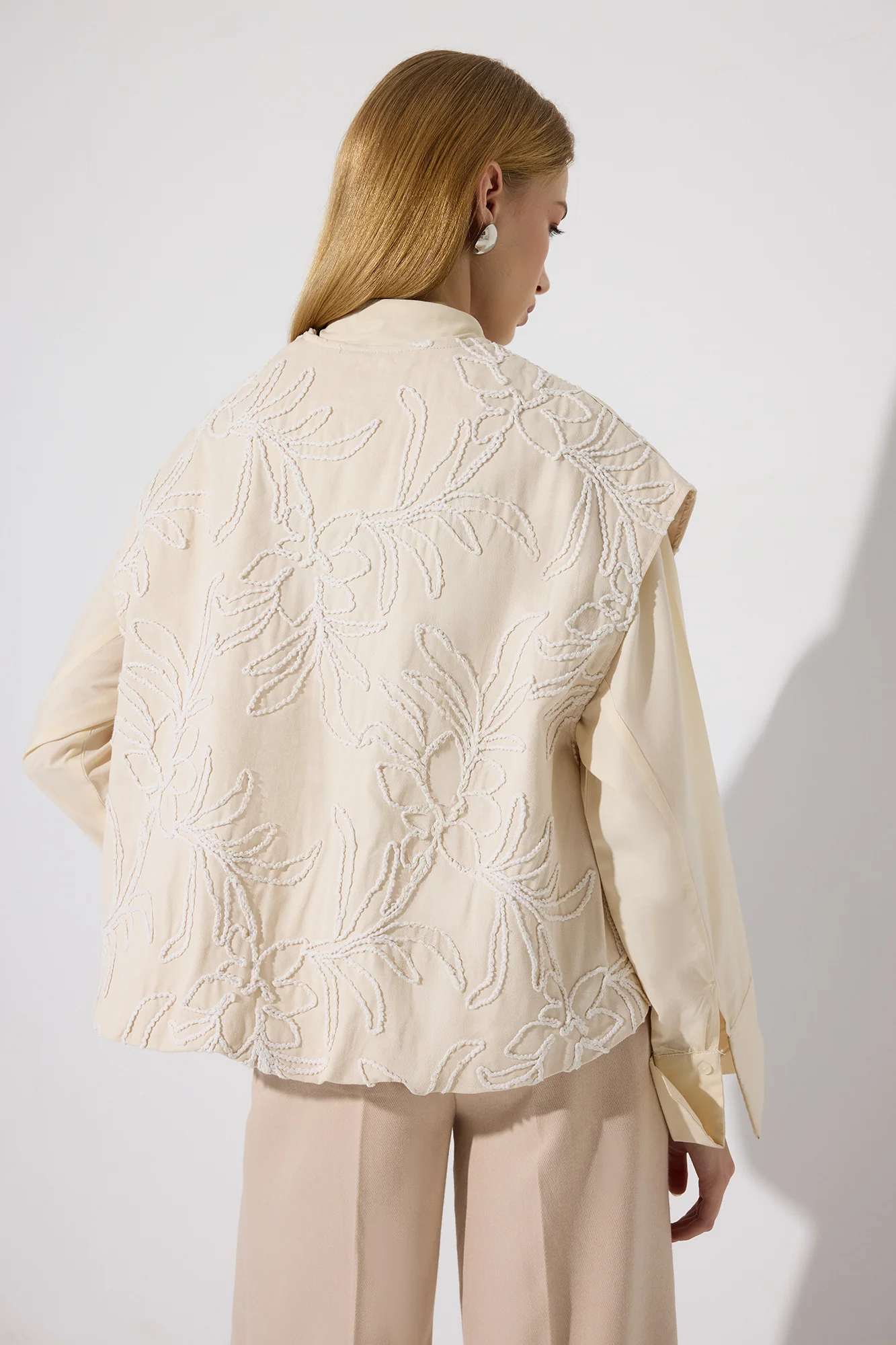 EMBROIDERED SHORT GABARDINE VEST - Image 5