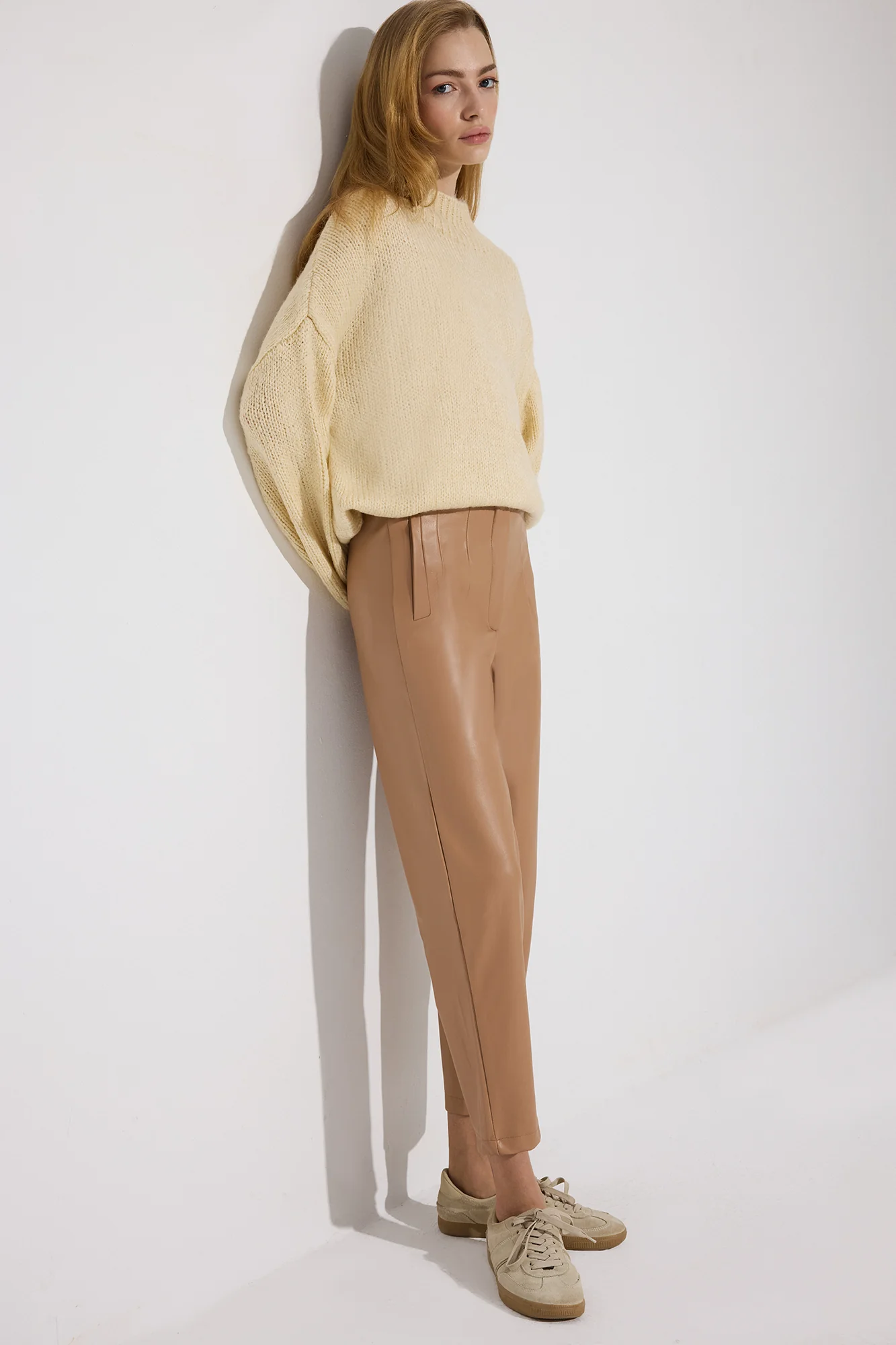 HIGH-WAISTED VEGAN PANTS WITH DENS - Image 2