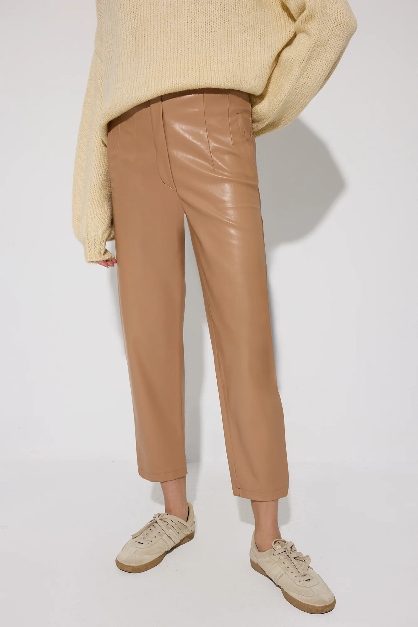 HIGH-WAISTED VEGAN PANTS WITH DENS - Image 3
