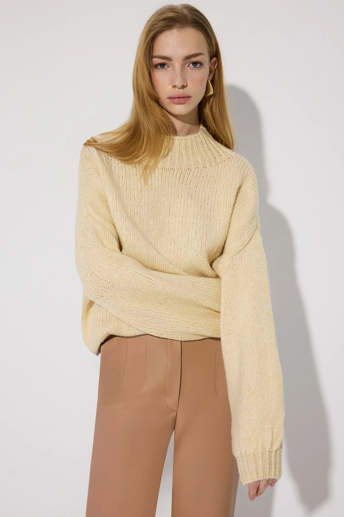 HIGH-WAISTED VEGAN PANTS WITH DENS - Image 4