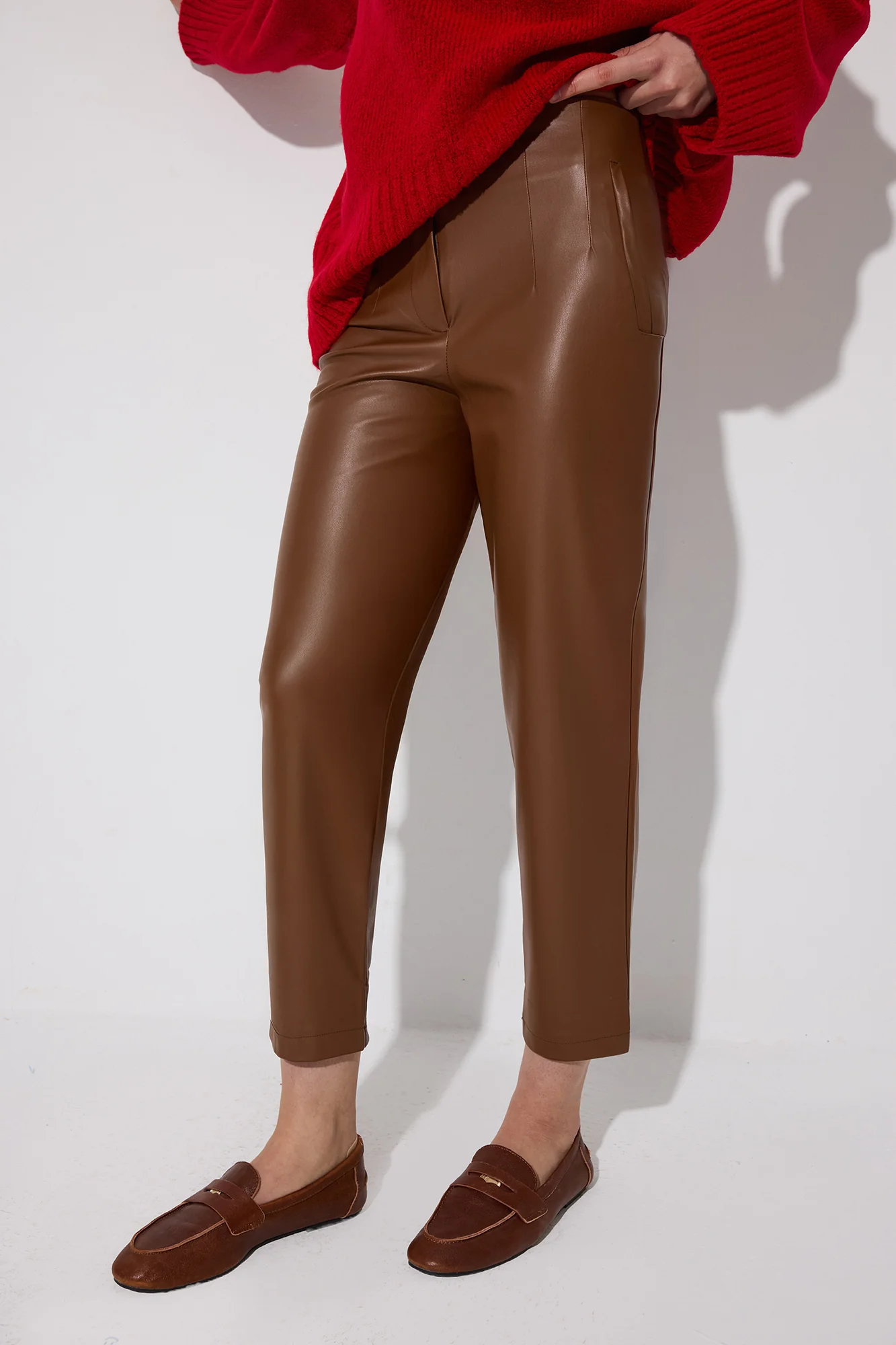 HIGH-WAISTED VEGAN PANTS WITH DENS - Image 3