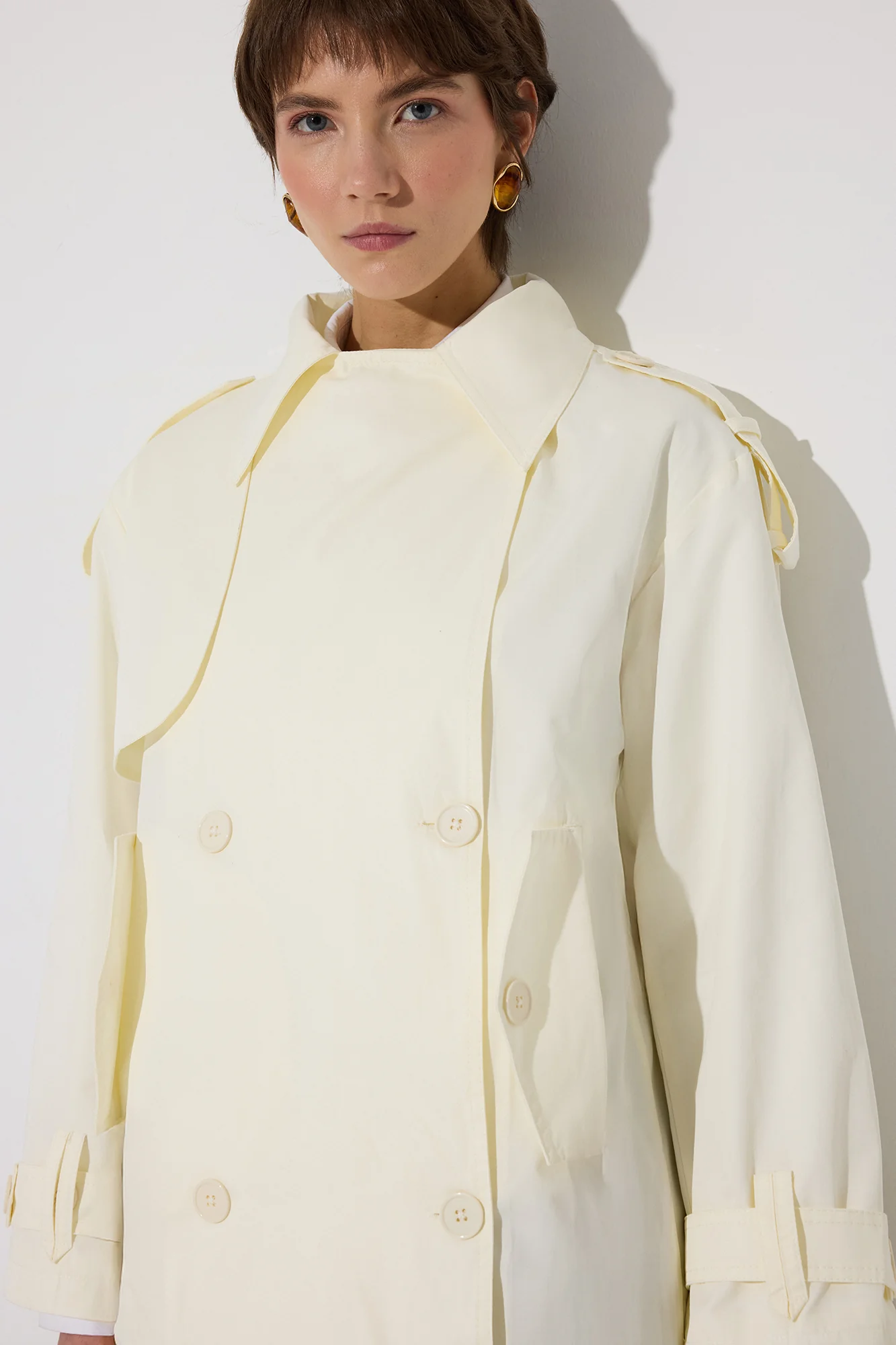 DOUBLE-BREASTED SHORT TRENCH COAT - Image 3