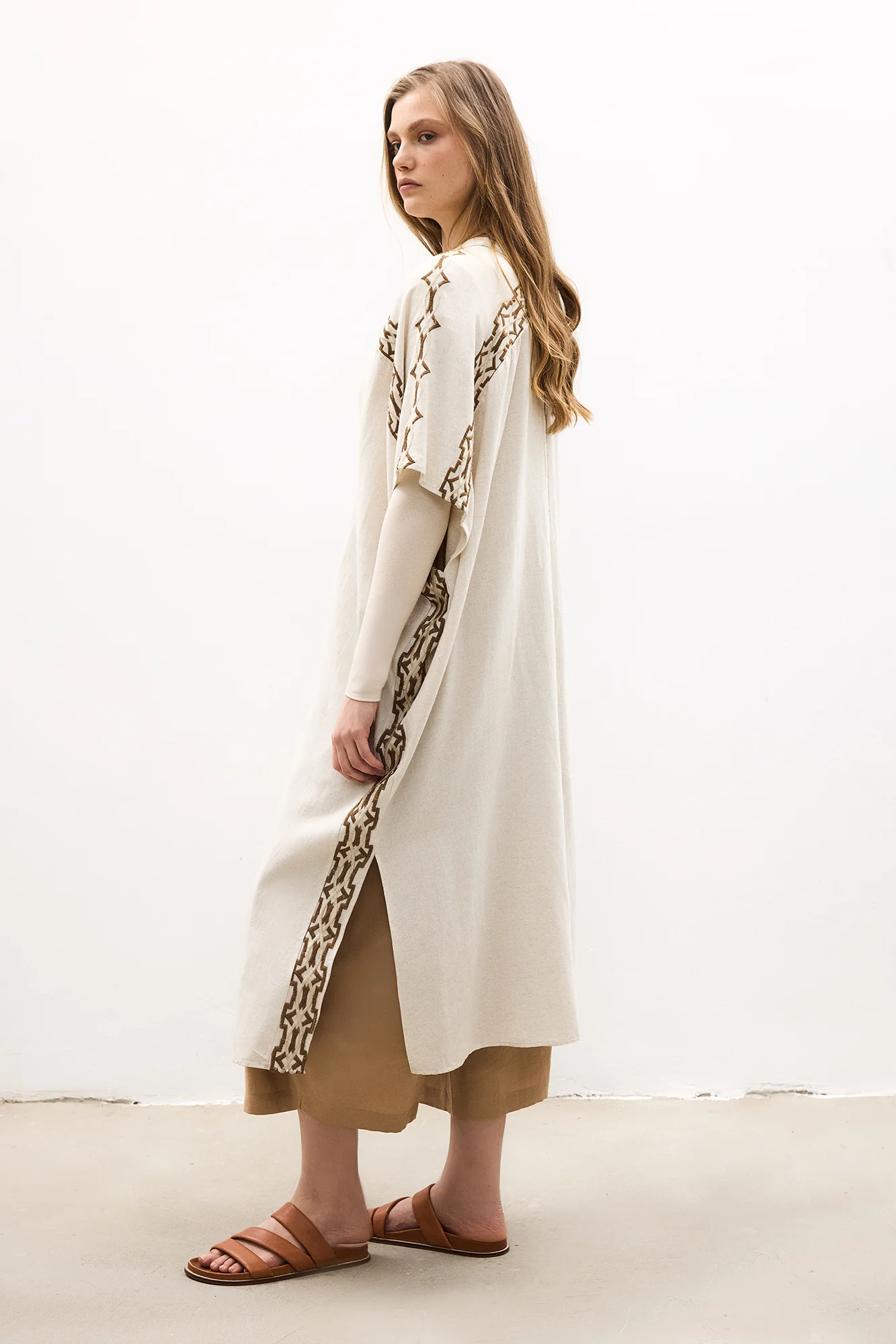 LİNEN EMBROİDERED SLEEVELESS KİMONO - Image 2