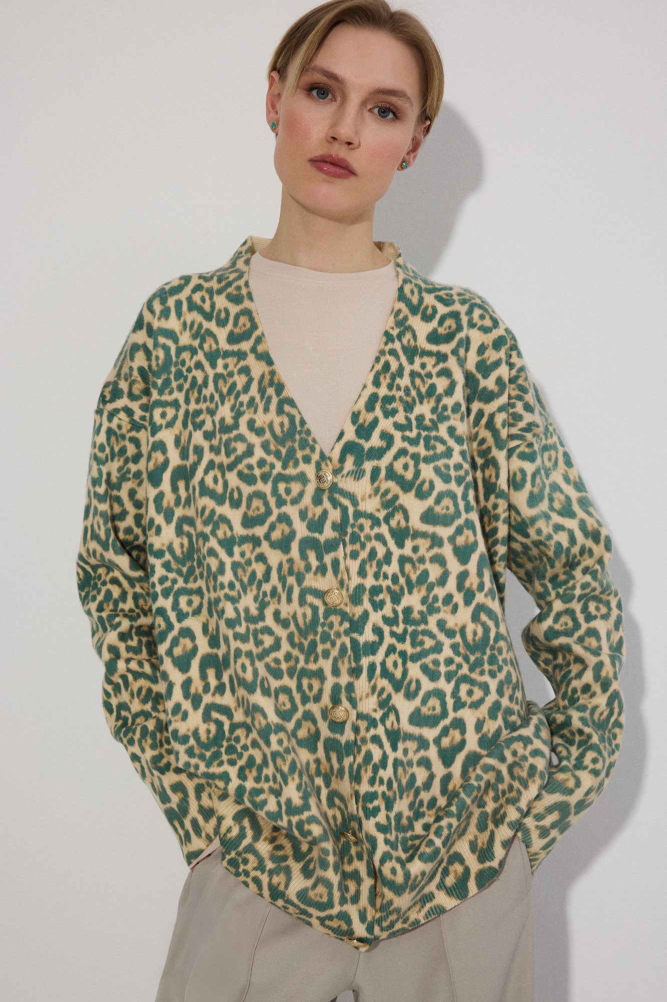 PATTERNED GOLD BUTTONED CARDIGAN - Image 2