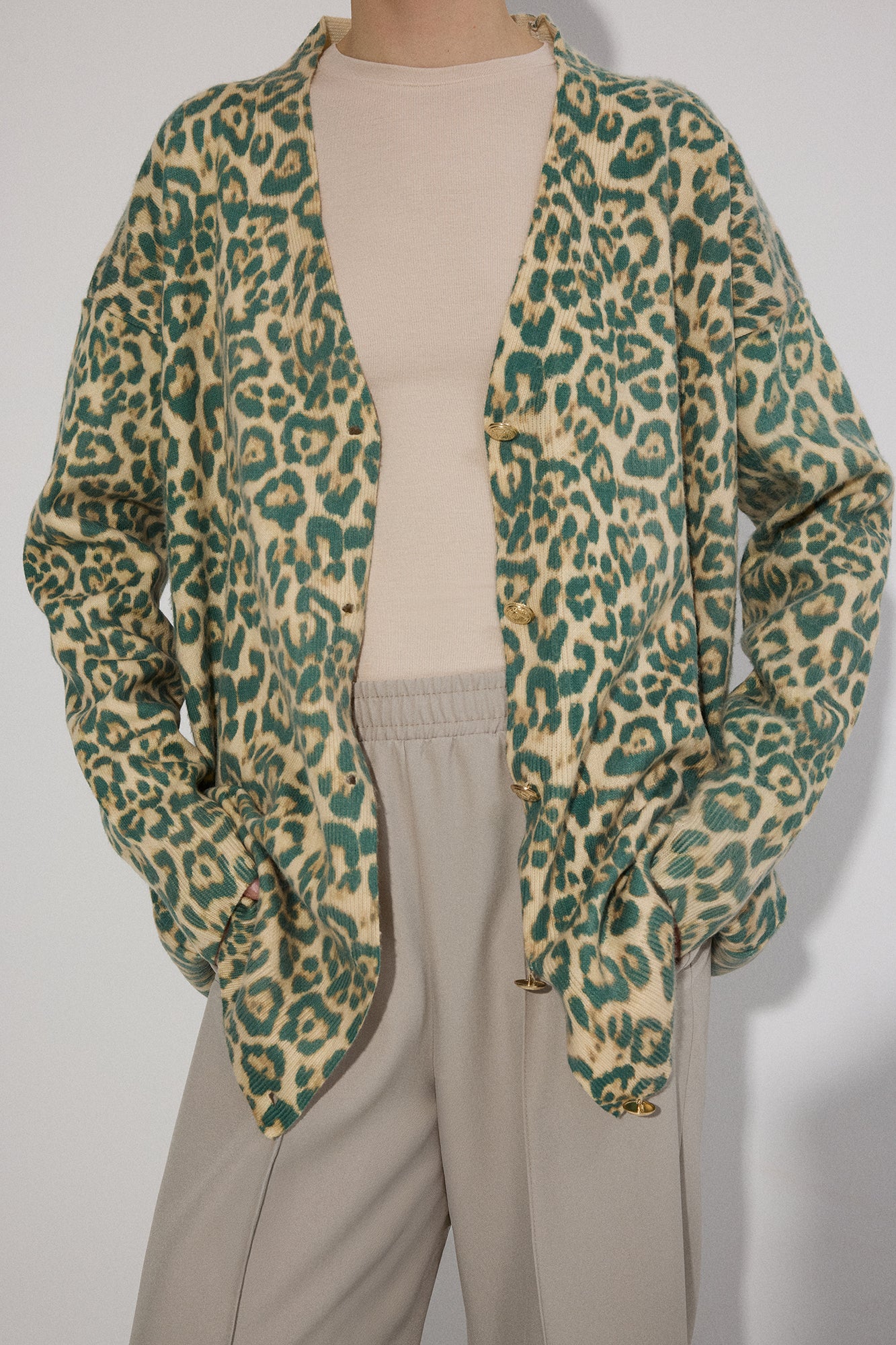 PATTERNED GOLD BUTTONED CARDIGAN - Image 4