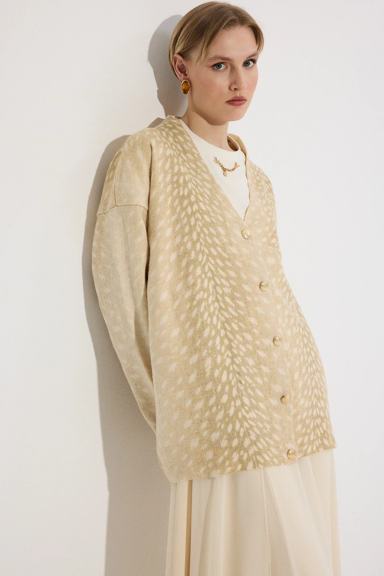PATTERNED GOLD BUTTONED CARDIGAN - Image 3
