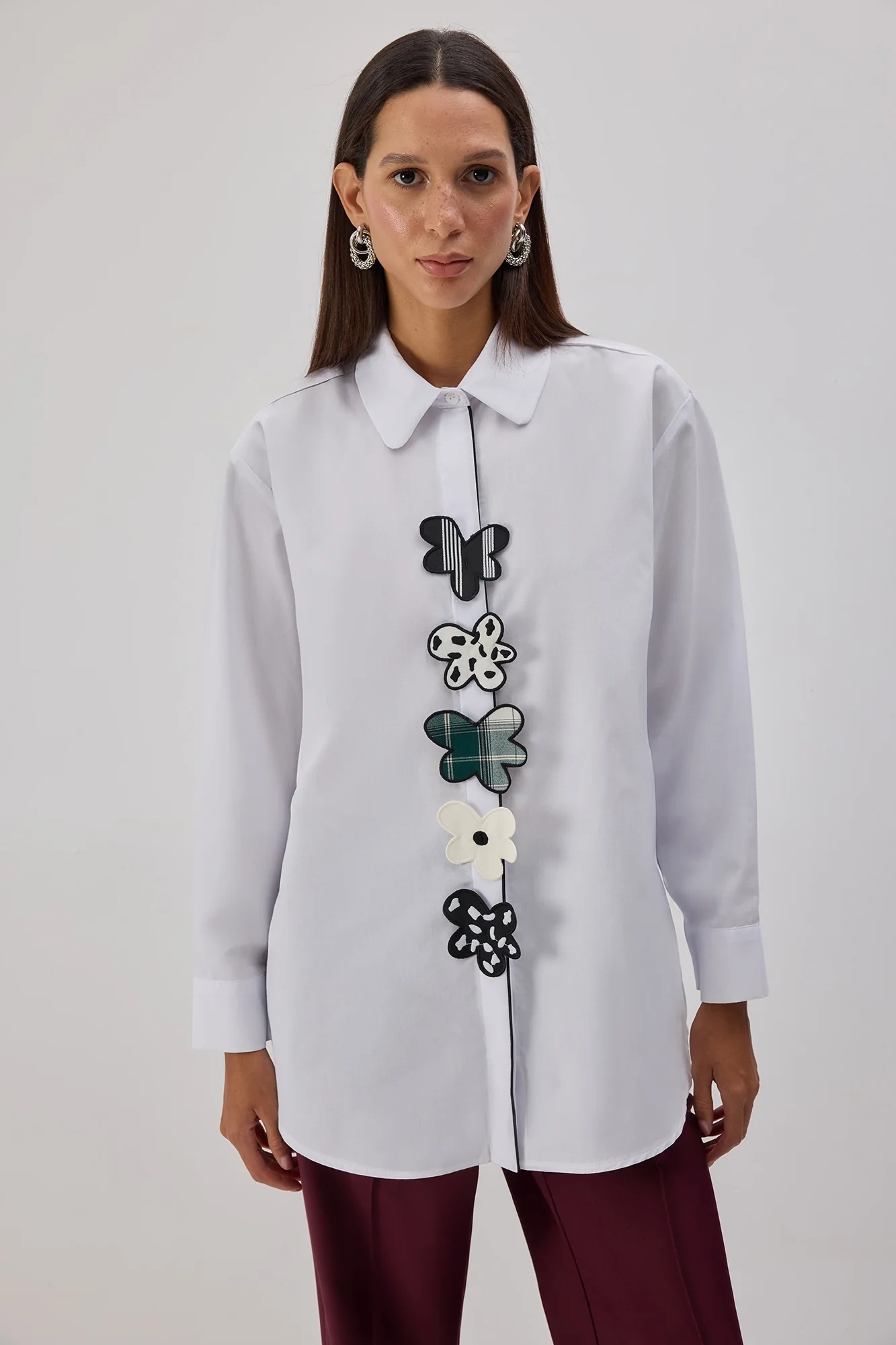 POPLIN SHIRT WITH FLORAL APPLIQUE - Image 2