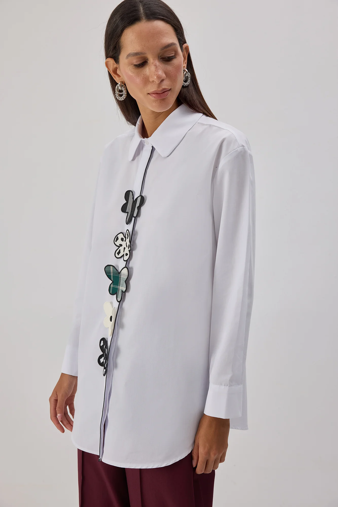 POPLIN SHIRT WITH FLORAL APPLIQUE - Image 3
