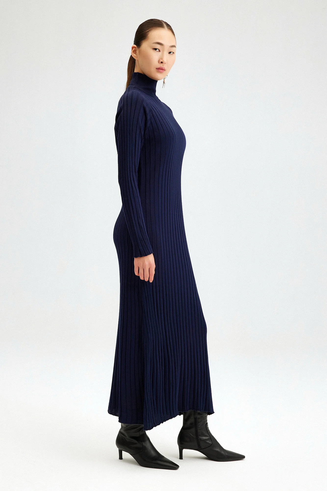 TURTLE NECK RIBBED KNIT DRESS - Image 3