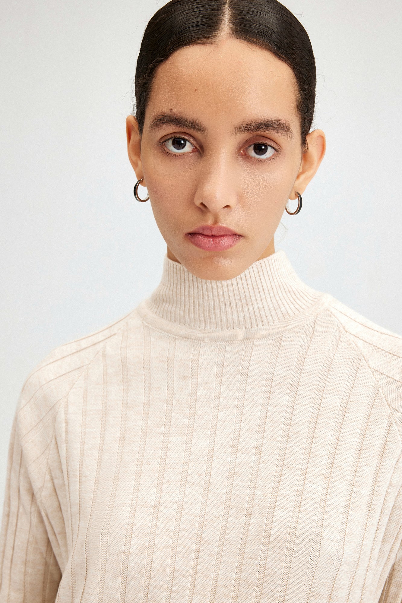 TURTLE NECK RIBBED KNIT DRESS - Image 5